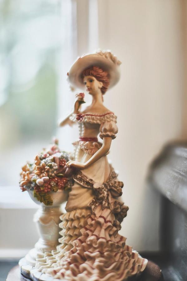 The Lord Grenfell Bed & Breakfast Мейдънхед Екстериор снимка A typical Dresden figure