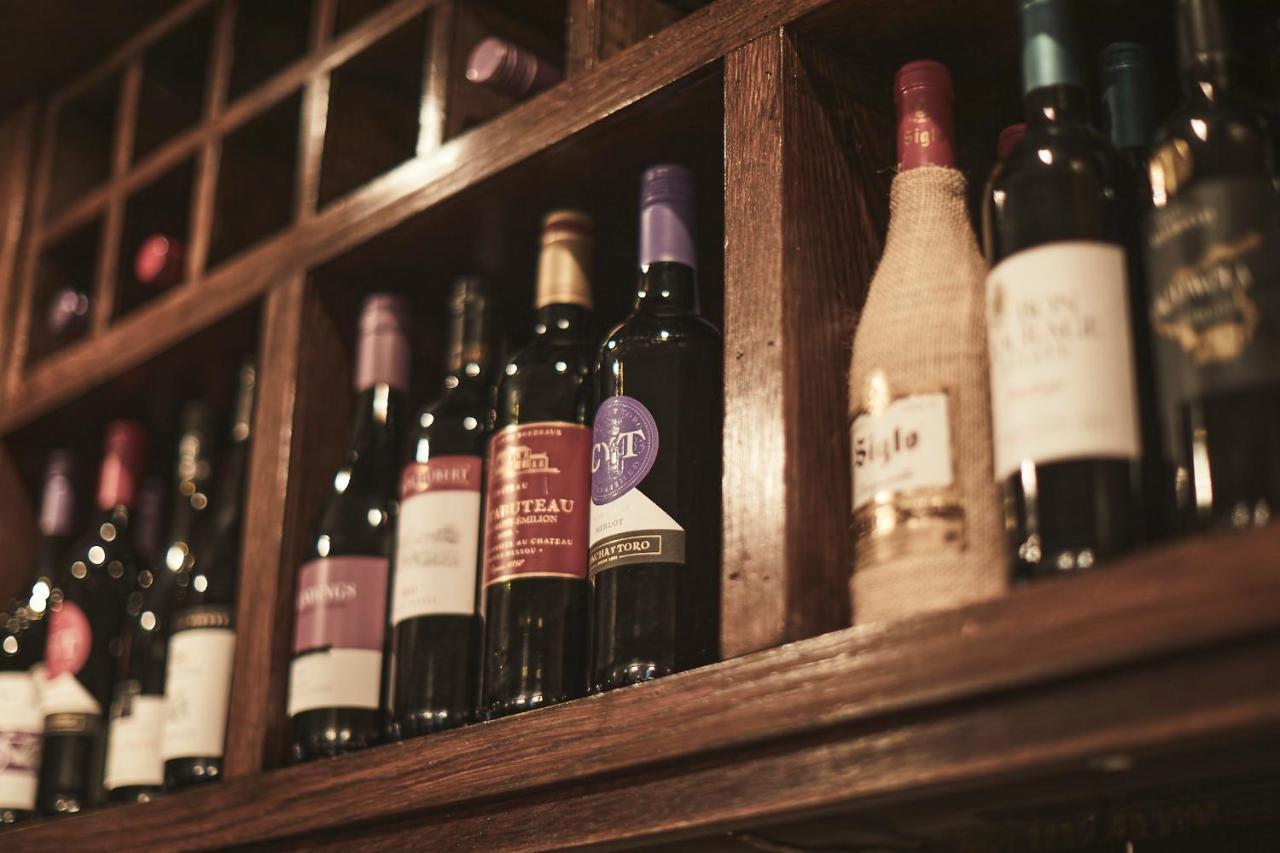The Lord Grenfell Bed & Breakfast Мейдънхед Екстериор снимка Wine bottles in a wine rack